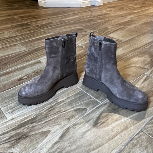 Vince Camuto NWOB Neframes Bootie SIZE 8 - Picture 3 of 7